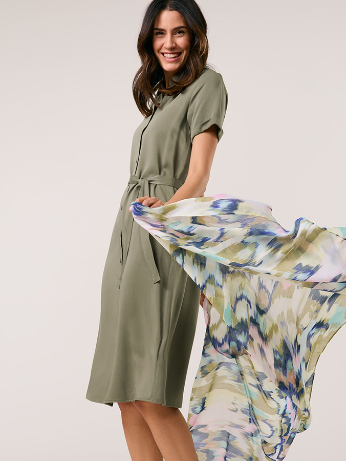 Wie kombiniert man ein grünes Kleid festlich?