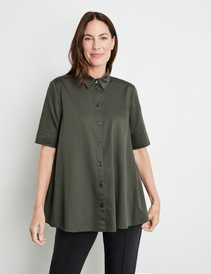 Slightly flared blouse with mid-length sleeves and an inverted