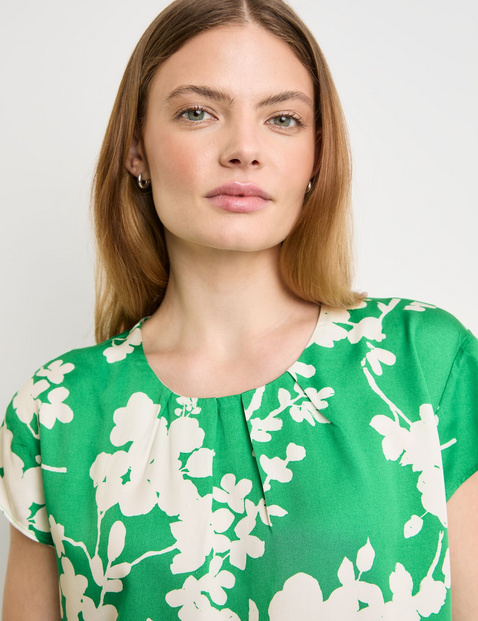 Short sleeve blouse with a floral print