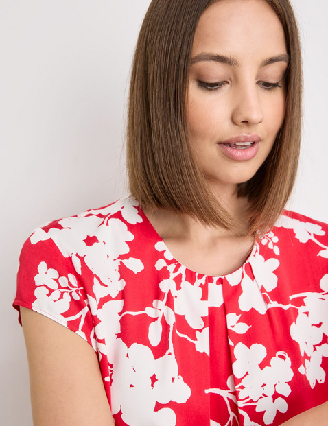 Short sleeve blouse with a floral print