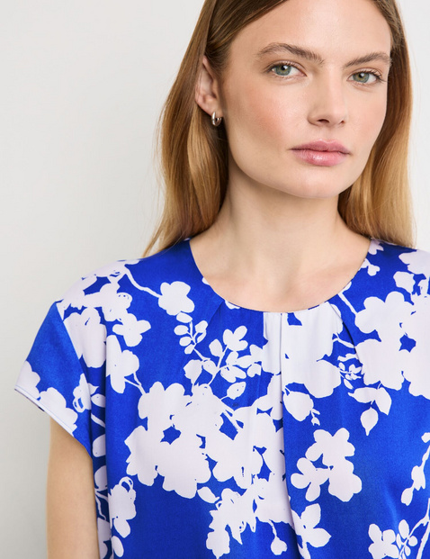 Short sleeve blouse with a floral print