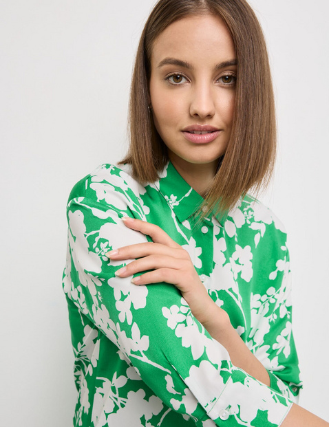 3/4-sleeve blouse with a floral print