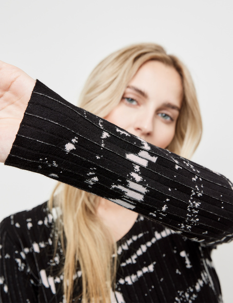 Figurbetonter Pullover mit Strickmuster