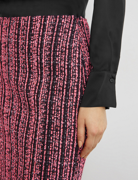 Short skirt made of textured fabric