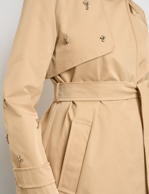 Kurzer Trenchcoat mit Strassstein-Details