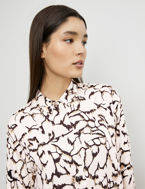 Blouse with an all-over print