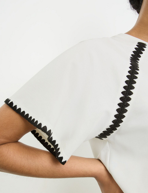 Short sleeve top with decorative contrast stitching