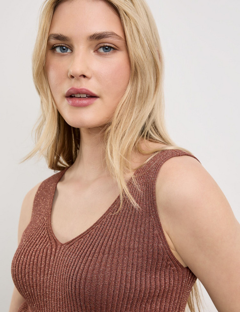 Knitted top with a glitter effect