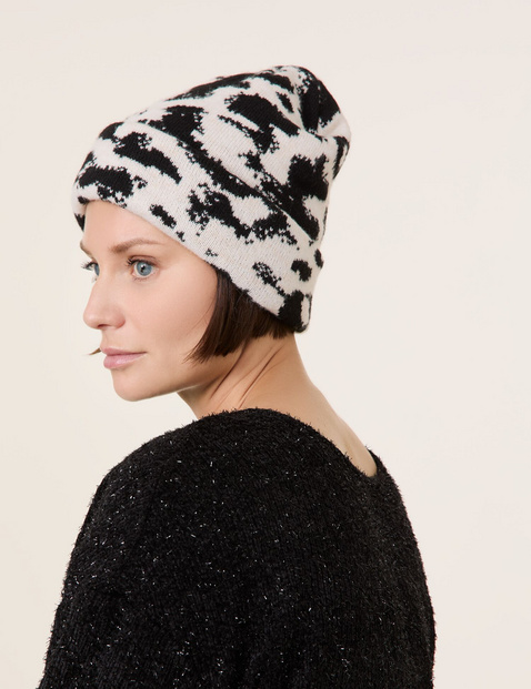 Knitted hat with a two-tone pattern