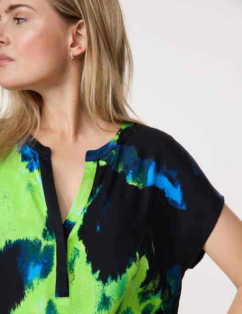 Short sleeve blouse with an all-over print