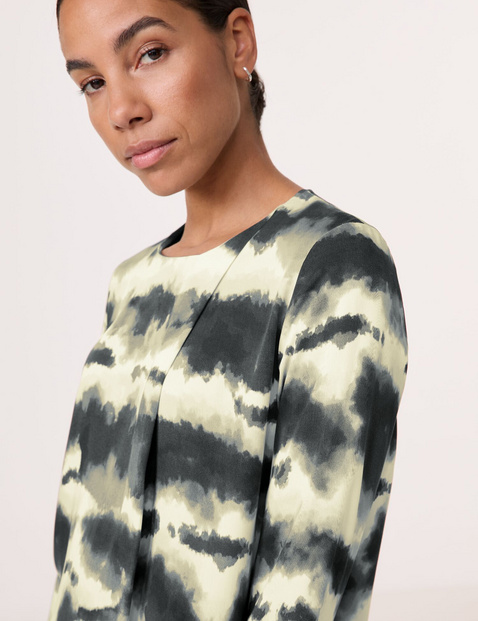 Blouse top with an all-over print