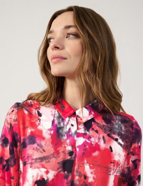 Fitted shirt blouse with an all-over print