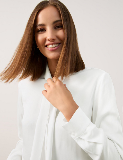 Blouse with a bow collar