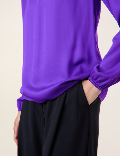 Long sleeve blouse with gathering at the neckline