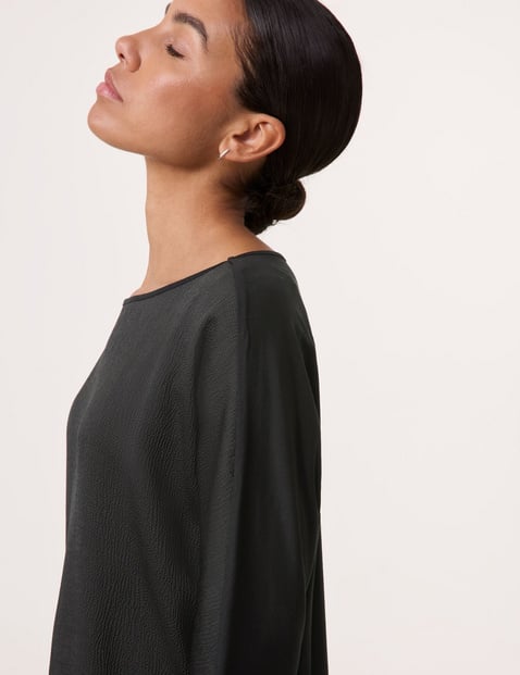 3/4-sleeve top with a fine crinkled front