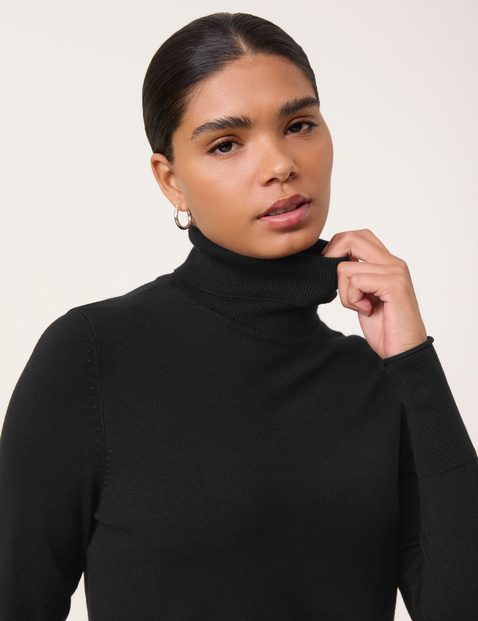 Basic jumper with a turtleneck