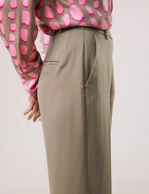 Elegant trousers with a wide leg