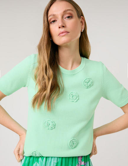 Trui met korte mouwen en gehaakte bloemen