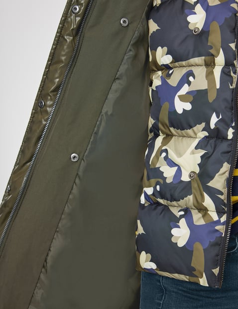 Gewatteerde mantel met camouflagekraag