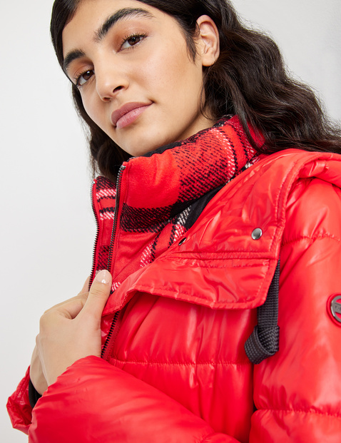 Quilted jacket with an adaptable collar insert