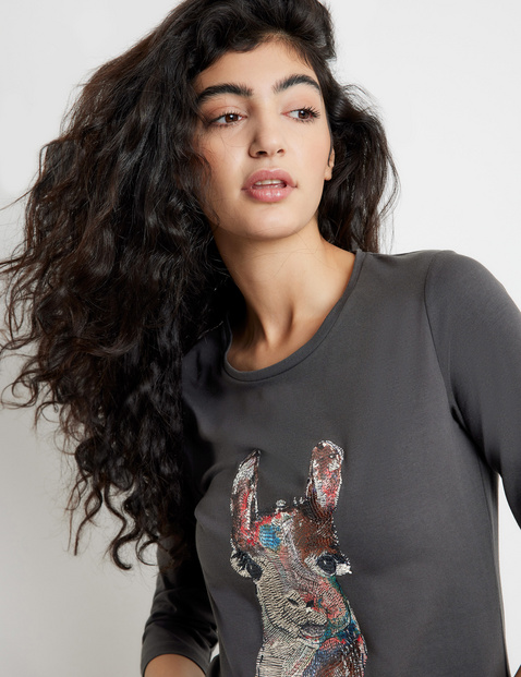 Top with llama embroidery made of GOTS-certified cotton