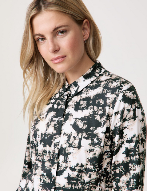 Fitted shirt blouse with an all-over print