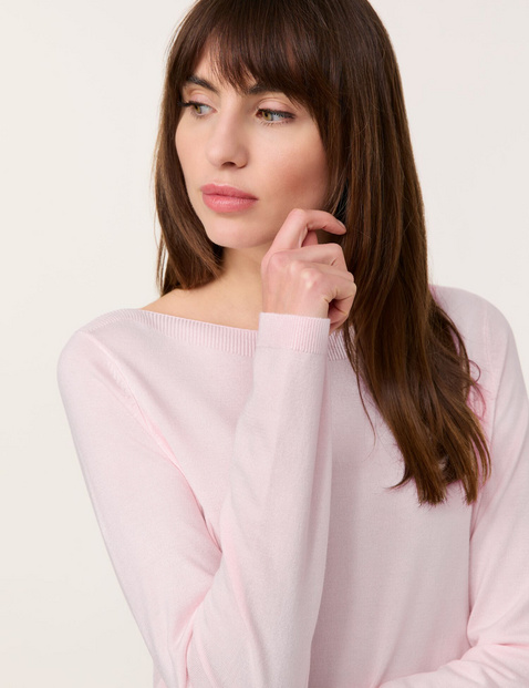Basic jumper with a bateau neckline Basic jumper with a bateau neckline