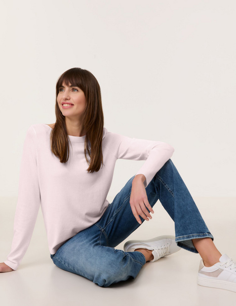 Basic jumper with a bateau neckline Basic jumper with a bateau neckline