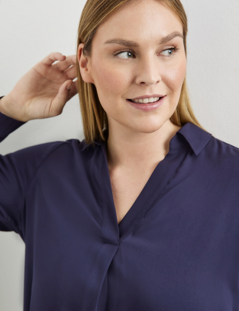 Blouse with a V-neckline and collar