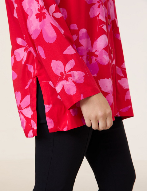 Casual blouse with a floral print