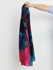 Weicher Schal mit leuchtendem Print