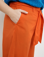 Spodnie o długości 3/4 z wiązanym paskiem Lotta