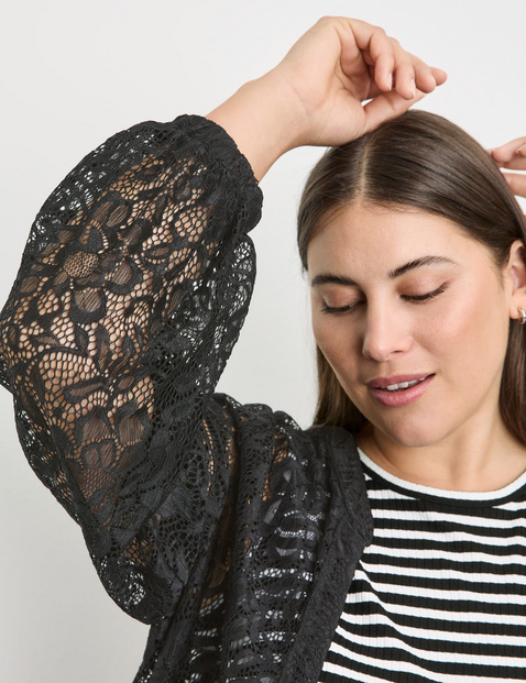 Lace blouse with balloon sleeves