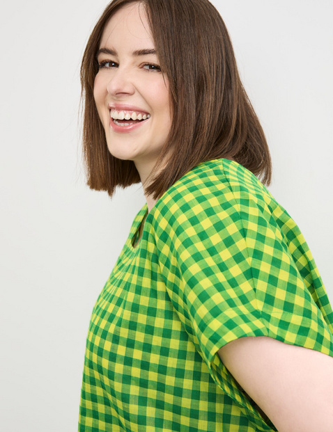 Blouse top with a check pattern