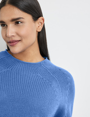 Sweter z rękawami o długości 3/4 wykonany z bawełnianej dzianiny
