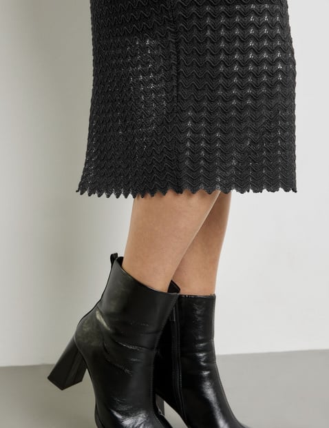 Figure-defining, textured knit skirt