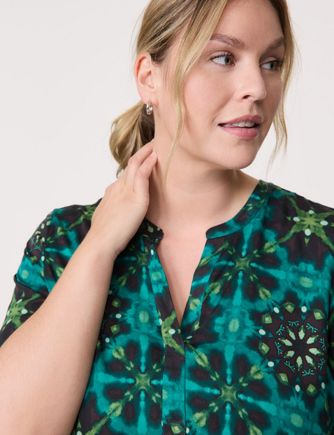 Short sleeve blouse with a print