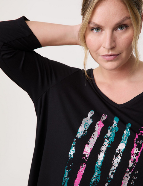 Flared top with 3/4-length sleeves and a front print