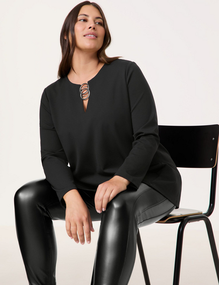 Ausgestelltes Langarmshirt mit Schmuckelement