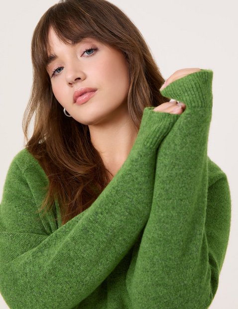 Warm basic jumper with a V-neckline