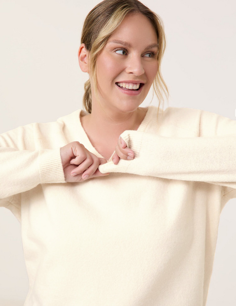 Warm basic jumper with a V-neckline