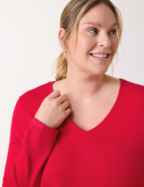 Basic jumper with a V-neckline