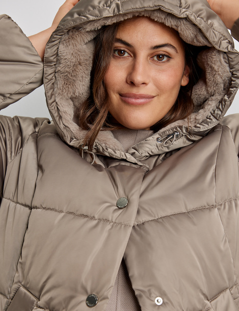Quilted jacket with a cosy hood
