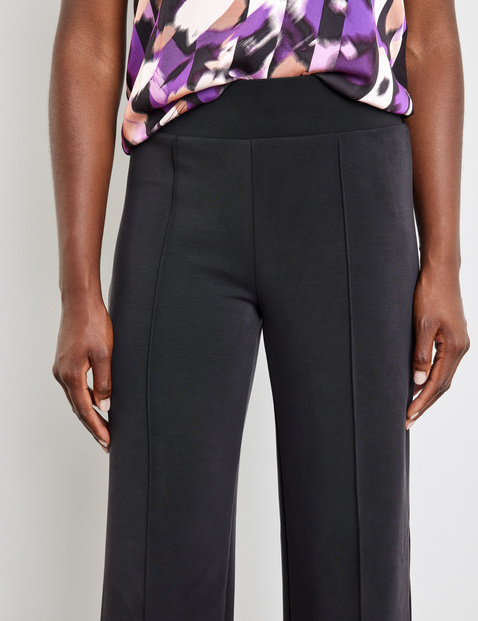 Pull-on trousers with an elasticated waistband made of high