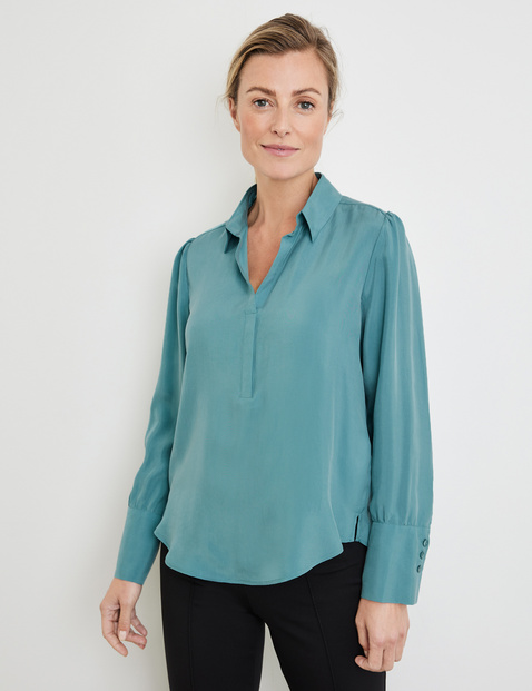 Flowing blouse with an elongated back and side slits in Green | GERRY WEBER