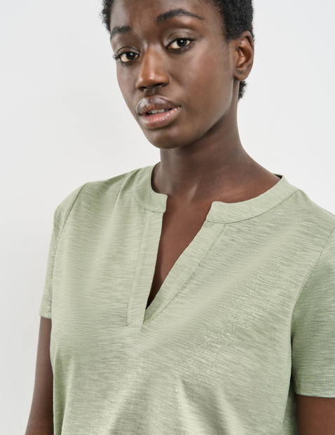 Short sleeve top with a notch neckline in Green