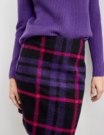Short skirt with large checks and a percentage of wool in Black