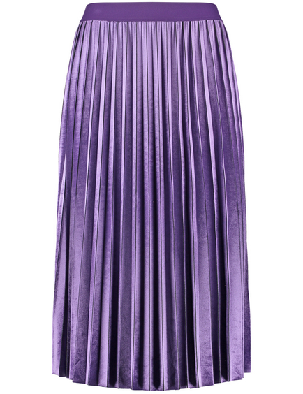 Pleated skirt with a subtle shimmer and an elasticated waistband