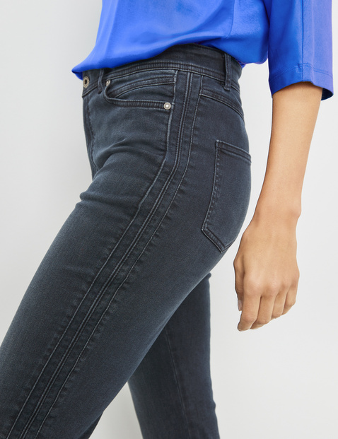 Modische Jeans mit seitlichen Längsbiesen