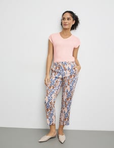 Discover lightweight fabrics for women's summer pants: linen or cotton